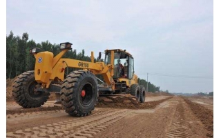 开云电子体育租赁平地机在蒙华铁路施工