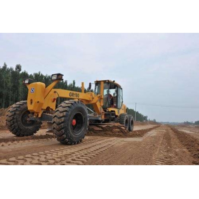 开云电子体育租赁平地机在蒙华铁路施工