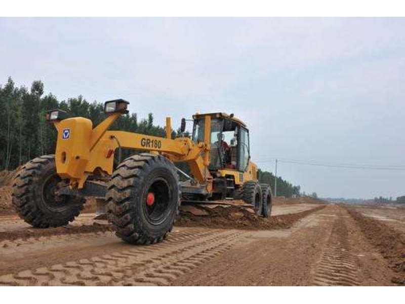 开云电子体育租赁平地机在蒙华铁路施工